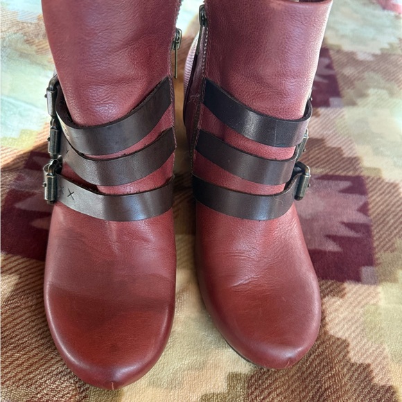 Beautiful OTBT Lasso Booties 8.5 in Red Oak - Picture 9 of 10